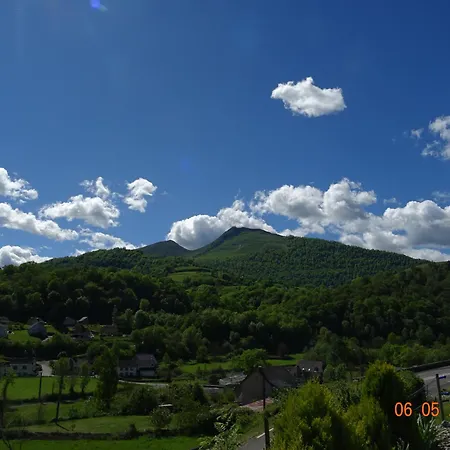 Petit Vue Sur Le Montagne Issor